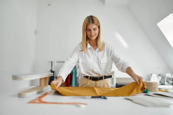 Seamstress trabalha com padrão de pano na oficina — Fotografia de Stock