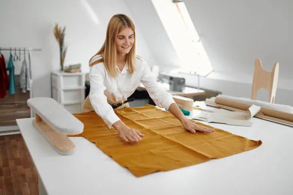 Varrónő működik ruhával minta műhelyben — Stock Fotó