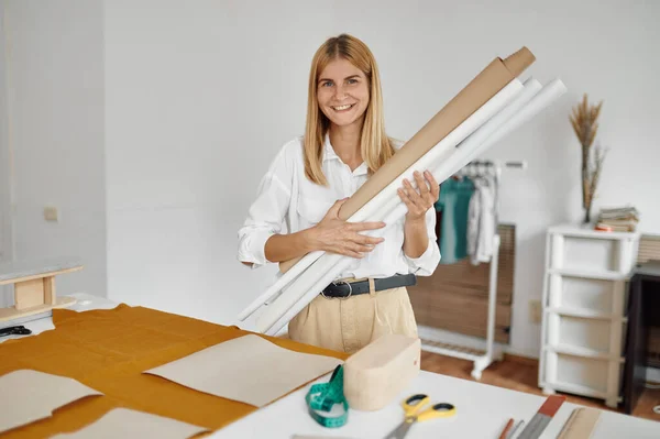 Costurera mantiene patrones en el lugar de trabajo en el taller — Foto de Stock