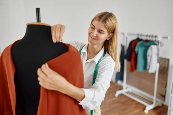 Näherin probiert Kleid an Schaufensterpuppe in Werkstatt an — Stockfoto