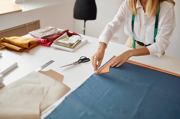 Dressmaker misura panno sul posto di lavoro in officina — Foto Stock