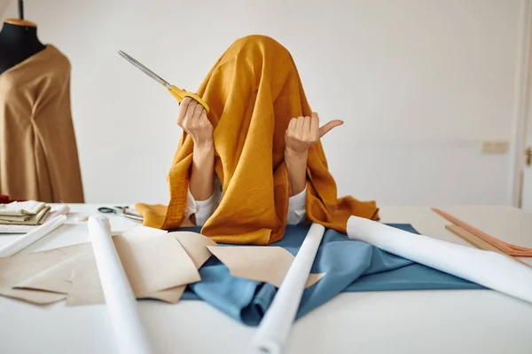 Costurera con tijeras posa en la mesa, taller —  Fotos de Stock