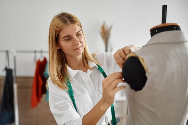 Dressmaker przymierza sukienkę na manekin, warsztat — Zdjęcie stockowe