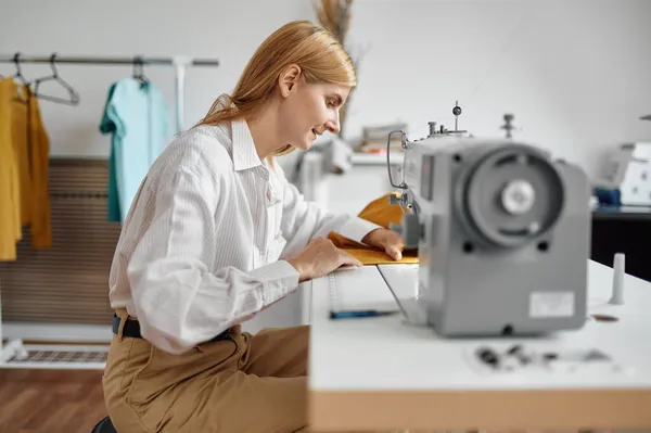 Dressmaker cose tela en la máquina de coser, taller — Foto de Stock