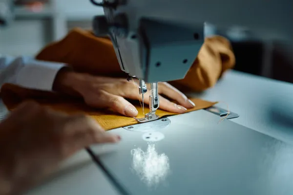 Seamstress costura pano na máquina de costura, oficina — Fotografia de Stock