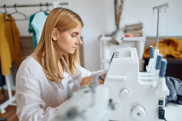 Dressmaker cose tela en la máquina de coser, taller — Foto de Stock