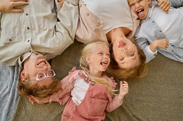 Vicces család feküdt a takarón, felülnézet, kemping — Stock Fotó