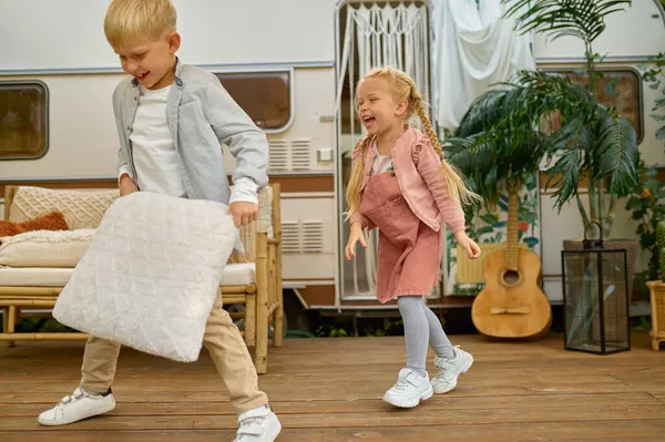 Broder och syster har kul på trailer, camping — Stockfoto