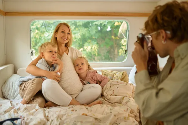 Mutter mit Kindern posiert im Wohnmobil, beim Zelten — Stockfoto
