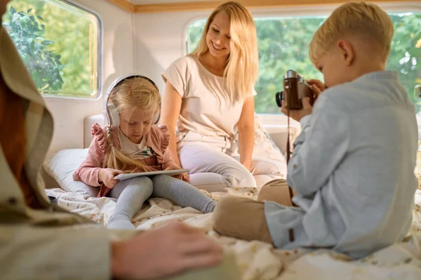 Család gyerekekkel pihenés lakókocsiban, kemping — Stock Fotó