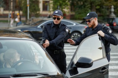 Silahlı polis devriyesi kadın sürücüyü tutukladı