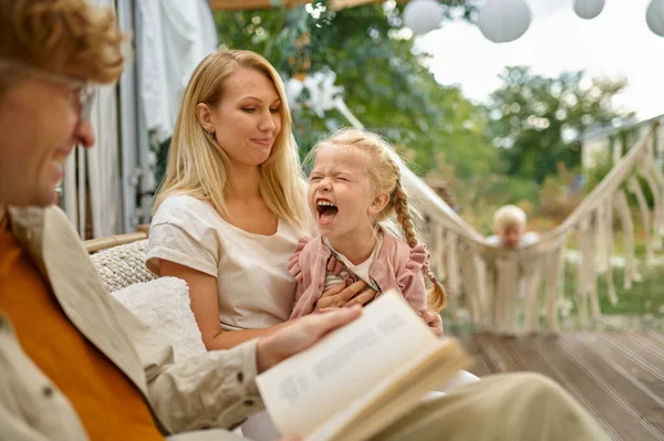 Rolig familj avkopplande på husbil, campare — Stockfoto