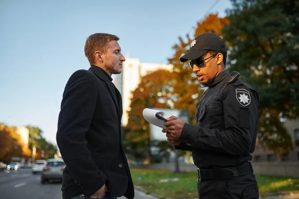 Homme policier émet une amende au conducteur — Photo