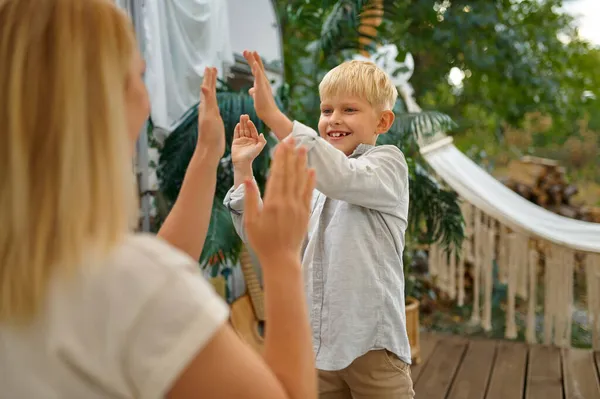 Mother and son play on terrace at the trailer — Stock Photo, Image