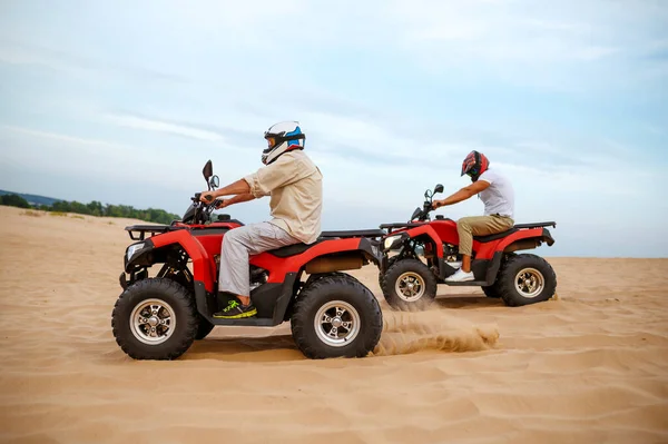 Два гонщика в пустельних пісках — стокове фото