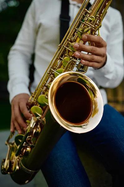 Male saxophonist plays the saxophone in park — Stock Photo, Image