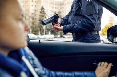 Silahlı erkek polis memuru kadın sürücüyü tutukladı