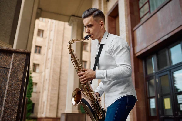 Saxofonista masculino toca saxofone na rua — Fotografia de Stock