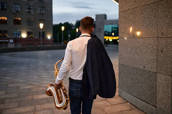 Saxofonista masculino com saxofone na rua à noite — Fotografia de Stock