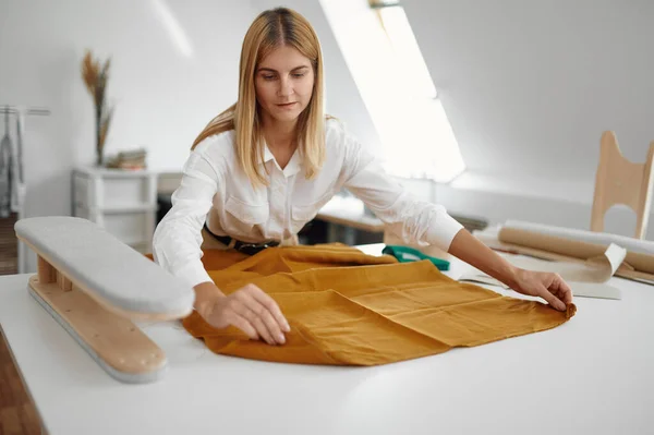 Cucitrice lavora con il modello di stoffa in officina — Foto Stock