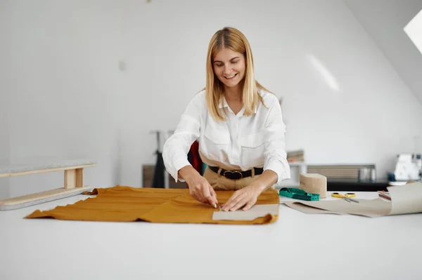 La sarta lavora con il modello di stoffa sul posto di lavoro — Foto Stock