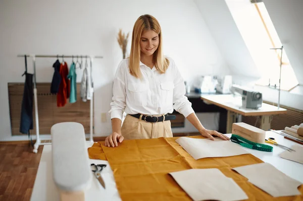 Costurera trabaja con patrón de tela en el lugar de trabajo — Foto de Stock