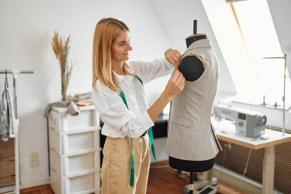 Dressmaker intenta en vestido en maniquí, taller — Foto de Stock
