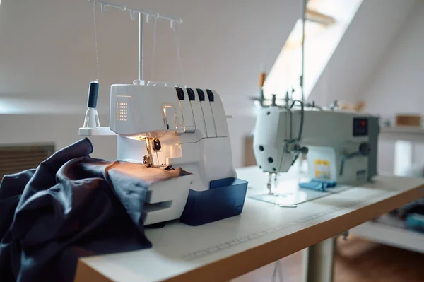 Швейная машина, швея работает за столом — стоковое фото