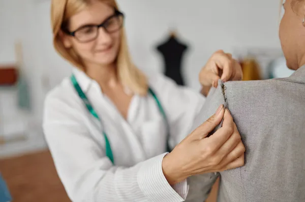 Costurera toma medidas de la mujer, taller — Foto de Stock