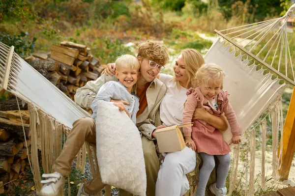 Glada familj som har kul på hängmatta, camping — Stockfoto