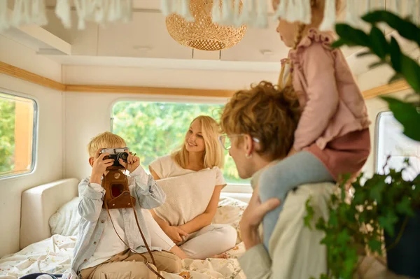 Happy family in motorhome makes photo for memory — Stock Photo, Image