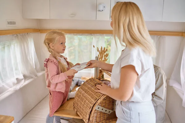 Anya és lánya a konyhában lakókocsiban, kemping — Stock Fotó