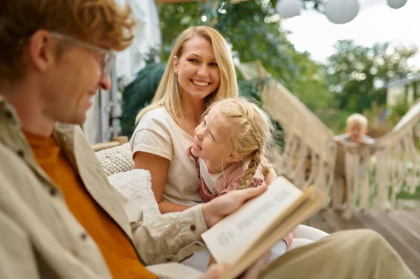 Família engraçada relaxando no motorhome, campistas — Fotografia de Stock