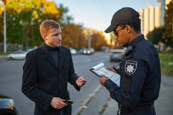 Police checking the drivers license from driver — Stock Photo, Image