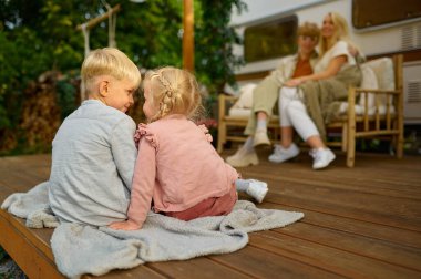 Arkadaş canlısı aile karavanda dinleniyor, kamp yapıyor.
