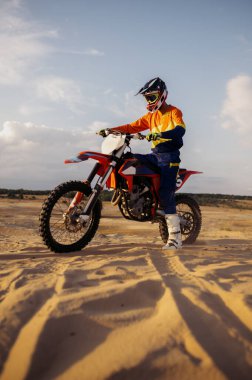 Kum arazisinde spor motorlu bir adam