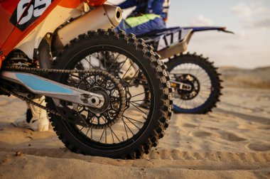 MX sürücüsü arka tekerden motosiklet manzaralı