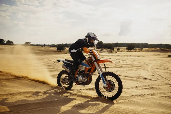 Professional motocross rider driving on sand dune — Stock Photo, Image