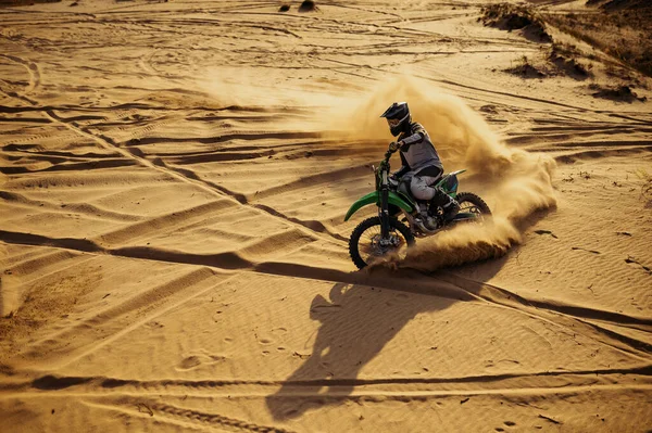 Мотокросс по песку в дюне пустыни — стоковое фото