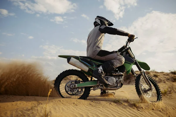 Piloto de velocidad profesional en carrera de motocross — Foto de Stock