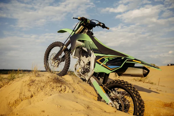 Moto garée dans une dune préparée pour le motocross — Photo