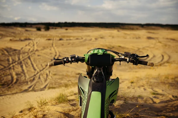 Punto de vista del conductor de motocross en el terreno — Foto de Stock