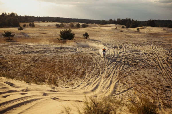 Motorcycle riding in sand dune top view — 图库照片