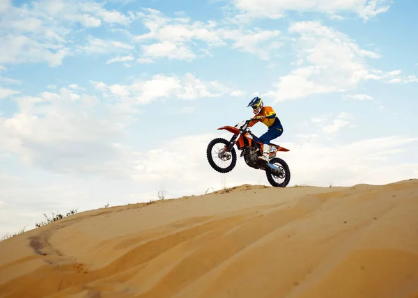 Çölde kum tepesinde motosiklet sürmek — Stok fotoğraf