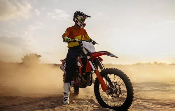 Motocross rider on sportmotor over dust landscape — Stock Photo, Image