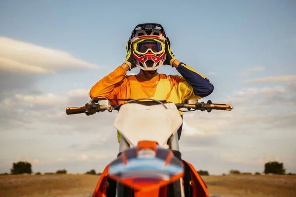 Retrato de motocross piloto decolando capacete — Fotografia de Stock