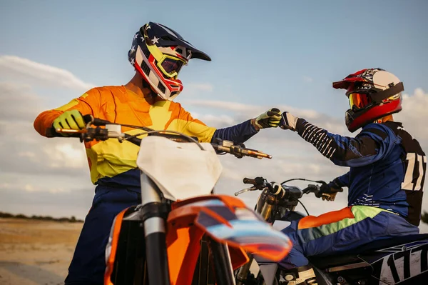 Motocross ryttare slår nävar för lycka till — Stockfoto
