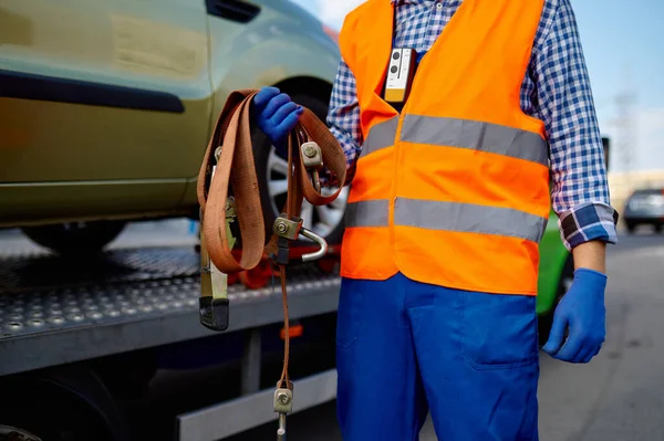 Masculino reboque caminhão assistente segurando cintos de fixação — Fotografia de Stock