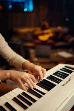 Mutlu arkadaş müzisyen yaratıcı bir hobiyle eğleniyor.