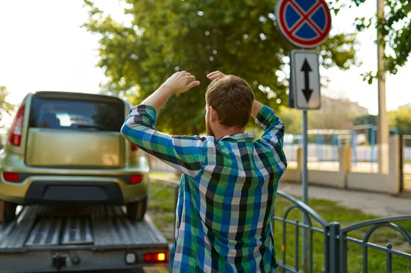 Besorgter Autofahrer nach Falschparker-Regelverstoß — Stockfoto